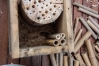 8/ Gebruik de leem als vulling in het nestkastje om de bamboestokjes in vast te zetten.